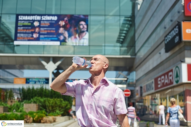 Kánikula, vízosztás - fotó Szarka Lajos