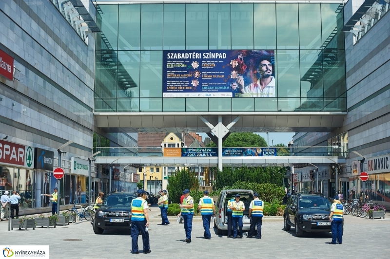 Kánikula, vízosztás - fotó Szarka Lajos