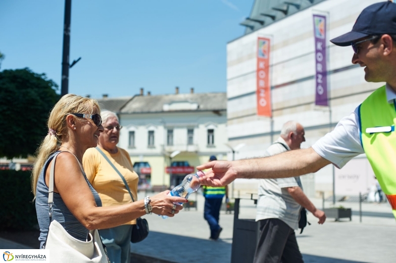 Kánikula, vízosztás - fotó Szarka Lajos