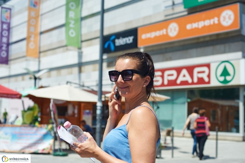 Kánikula, vízosztás - fotó Szarka Lajos