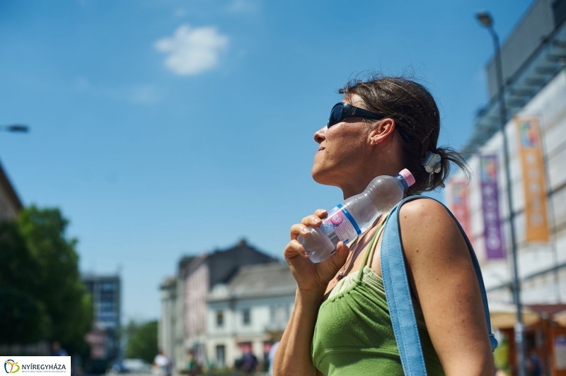 Kánikula, vízosztás - fotó Szarka Lajos