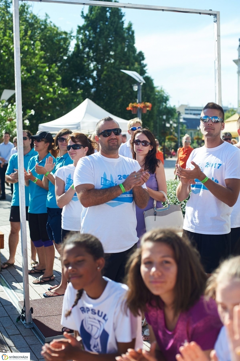 Megkezdődött a belvárosi strandröpi - fotó Szarka Lajos