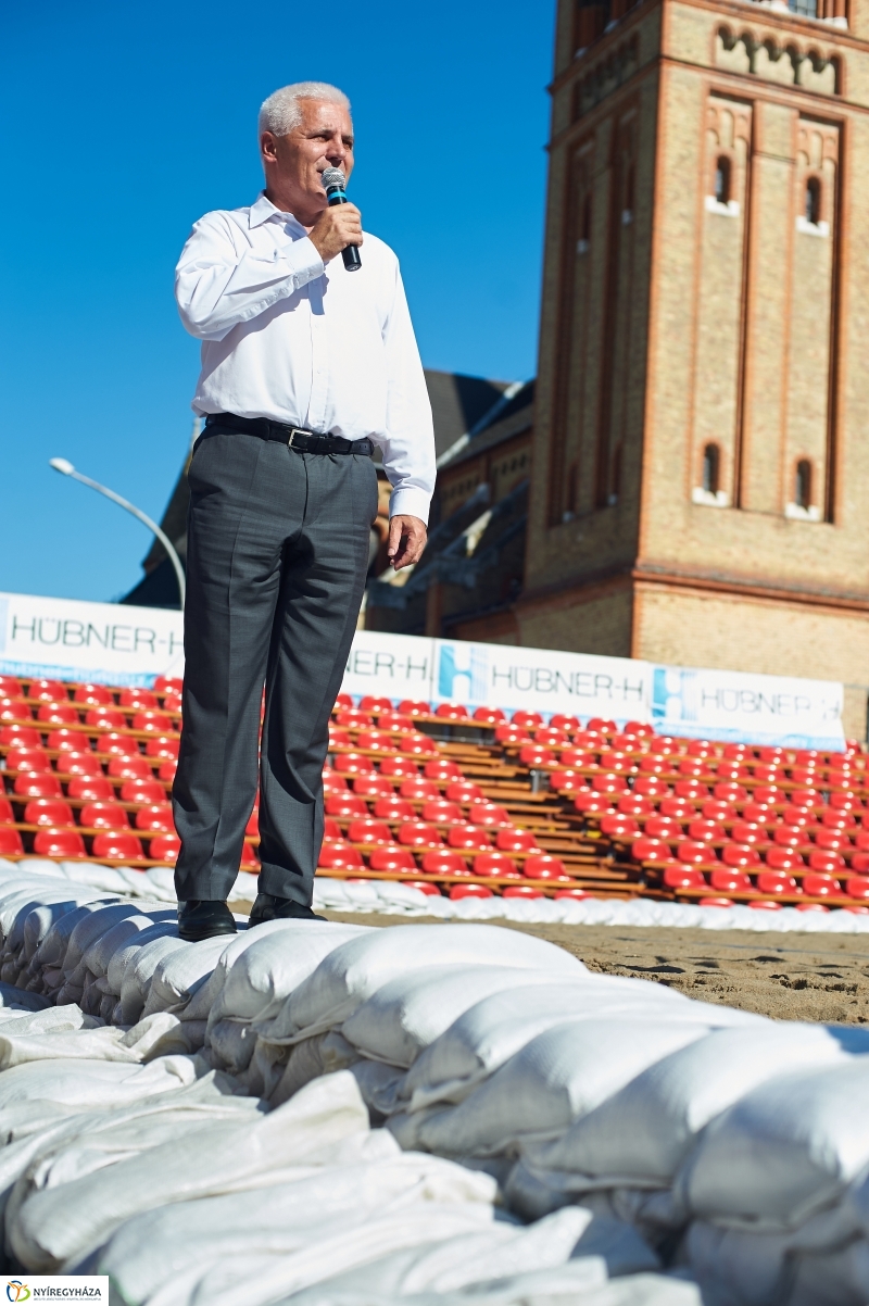 Megkezdődött a belvárosi strandröpi - fotó Szarka Lajos