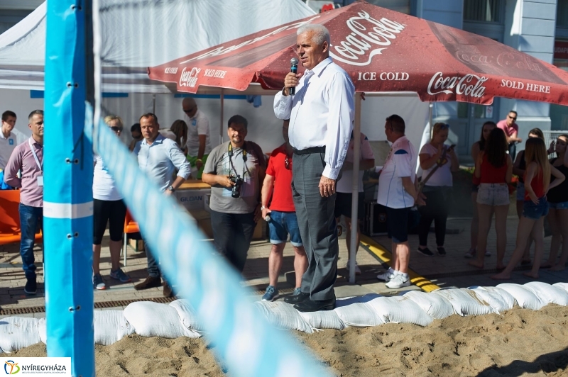 Megkezdődött a belvárosi strandröpi - fotó Szarka Lajos