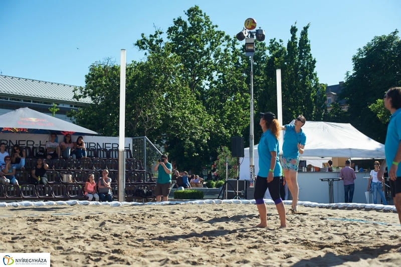 Megkezdődött a belvárosi strandröpi - fotó Szarka Lajos