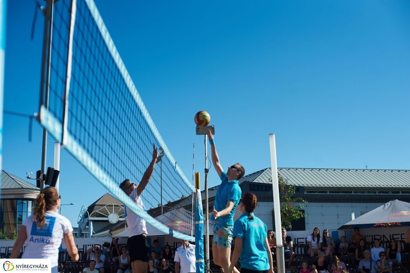 Megkezdődött a belvárosi strandröpi - fotó Szarka Lajos