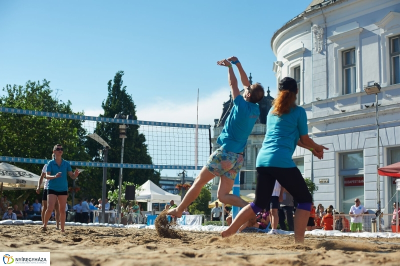 Megkezdődött a belvárosi strandröpi - fotó Szarka Lajos