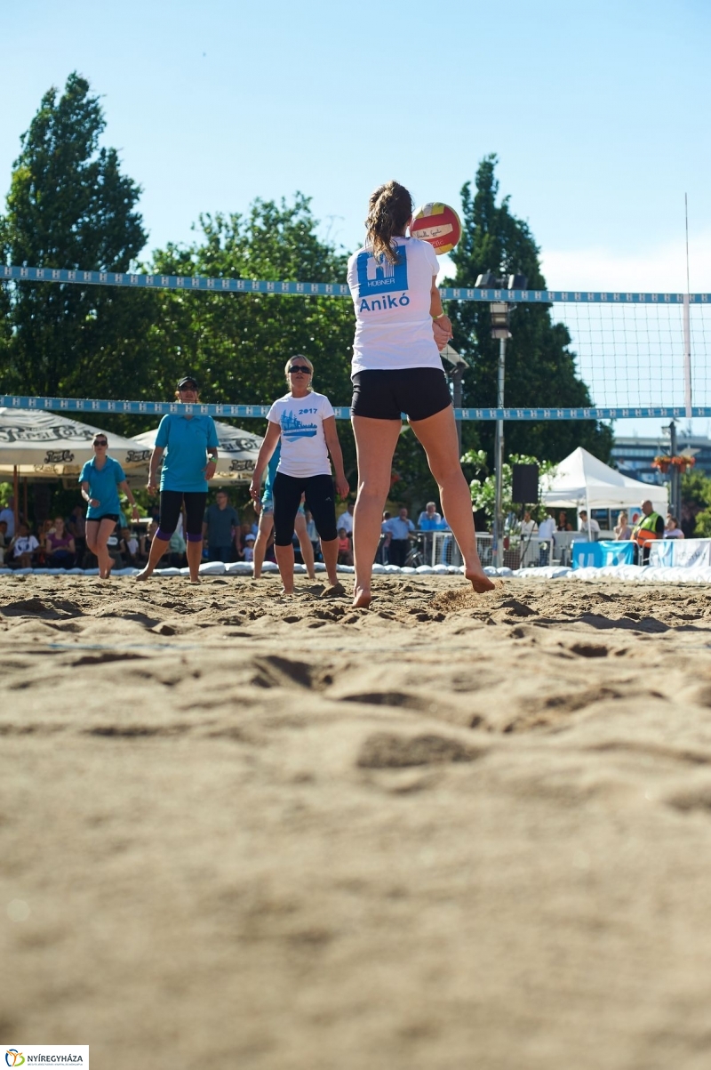 Megkezdődött a belvárosi strandröpi - fotó Szarka Lajos