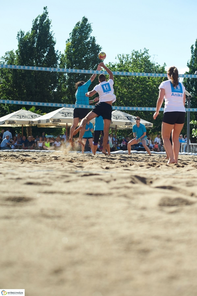 Megkezdődött a belvárosi strandröpi - fotó Szarka Lajos