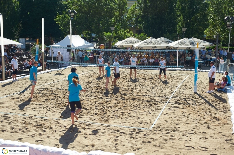 Megkezdődött a belvárosi strandröpi - fotó Szarka Lajos