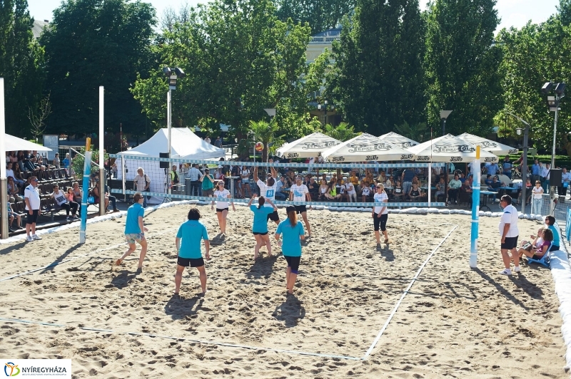 Megkezdődött a belvárosi strandröpi - fotó Szarka Lajos