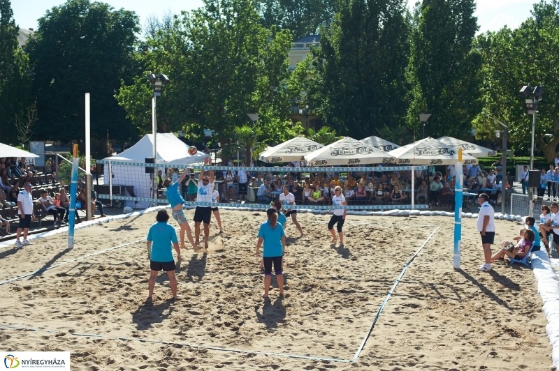 Megkezdődött a belvárosi strandröpi - fotó Szarka Lajos