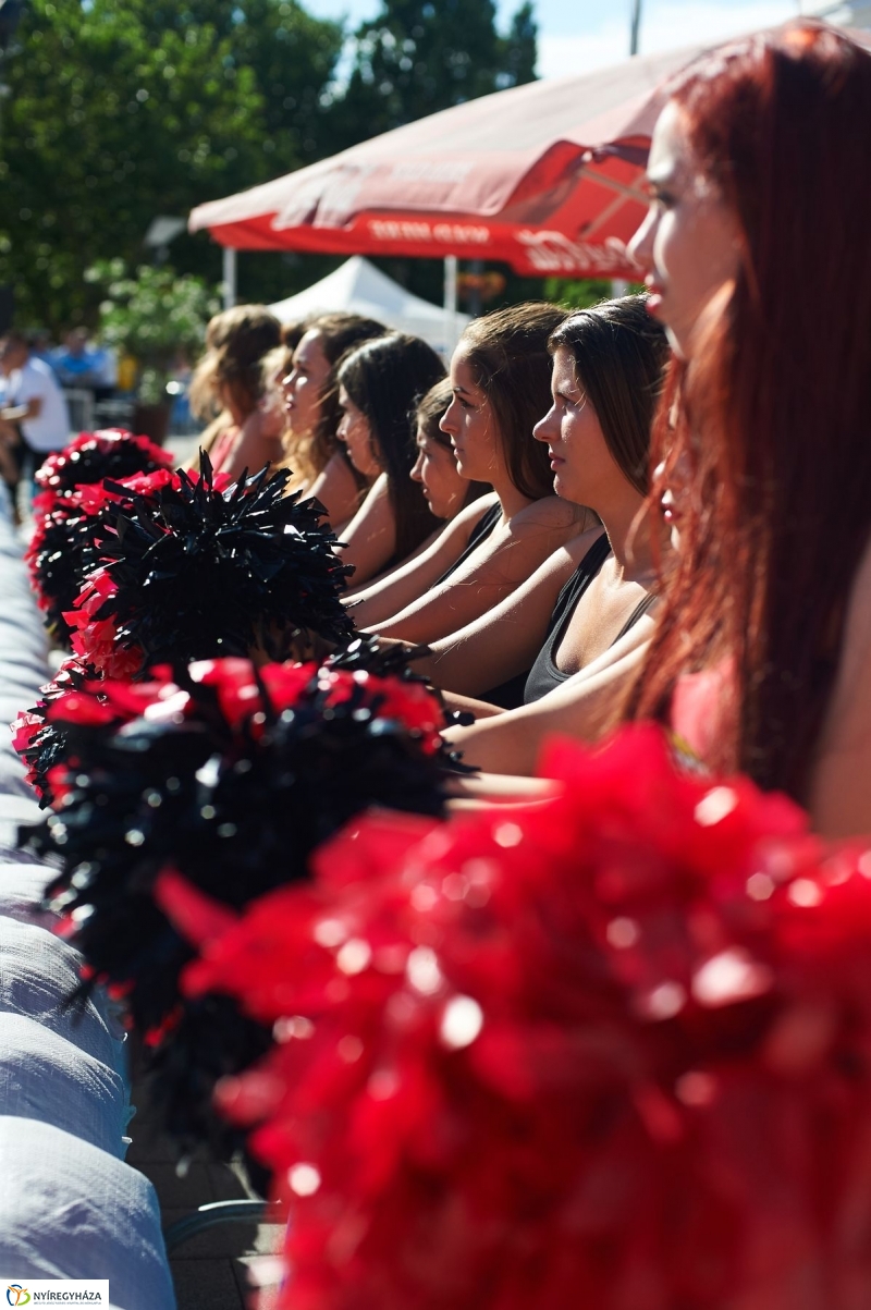Megkezdődött a belvárosi strandröpi - fotó Szarka Lajos