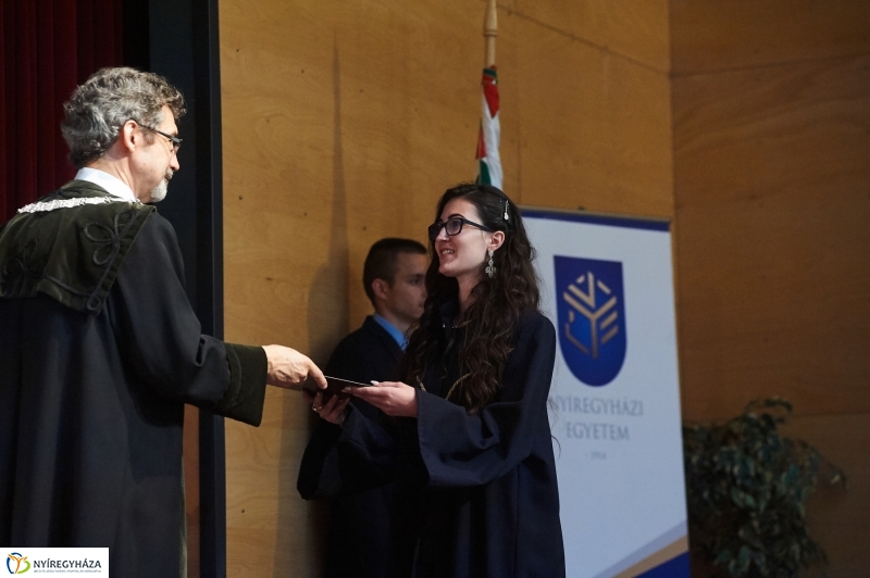 Diplomaosztó ünnepség az egyetemen II - fotó Szarka Lajos