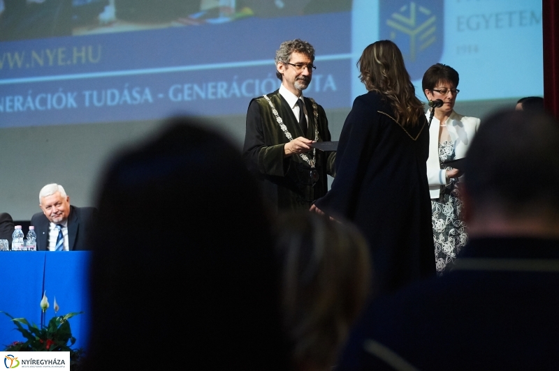 Diplomaosztó ünnepség az egyetemen II - fotó Szarka Lajos