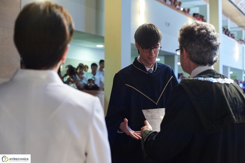 Diplomaosztó ünnepség az egyetemen II - fotó Szarka Lajos