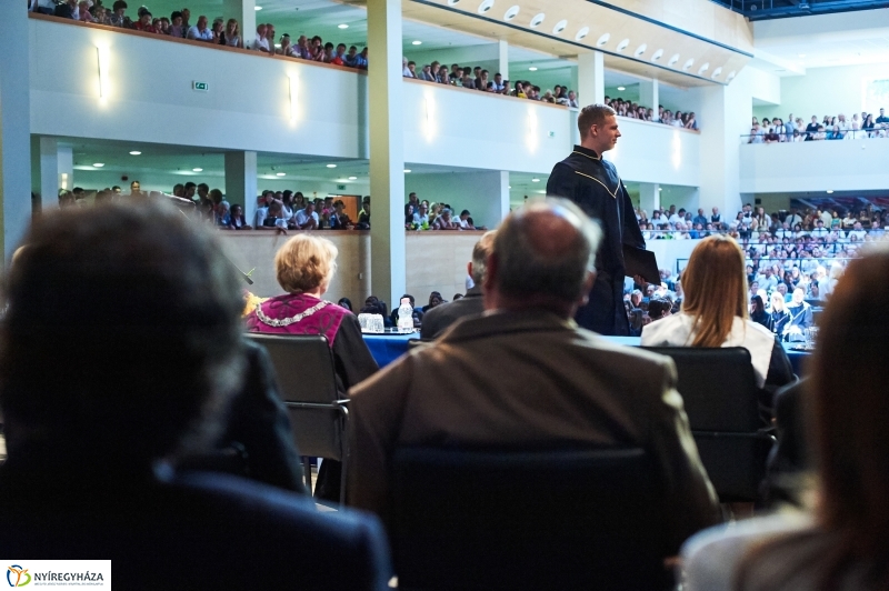 Diplomaosztó ünnepség az egyetemen II - fotó Szarka Lajos