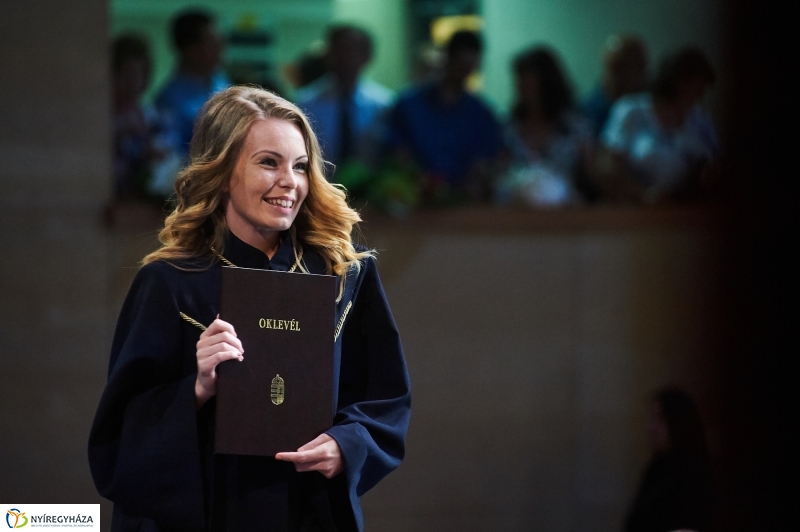 Diplomaosztó ünnepség az egyetemen II - fotó Szarka Lajos