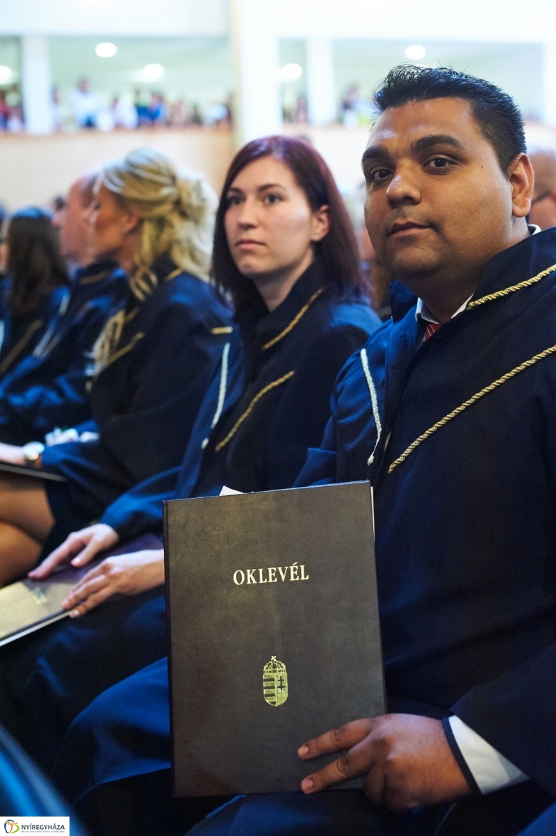 Diplomaosztó ünnepség az egyetemen II - fotó Szarka Lajos