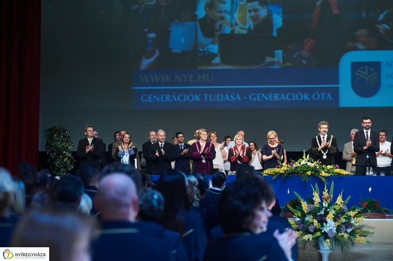 Diplomaosztó ünnepség az egyetemen II - fotó Szarka Lajos