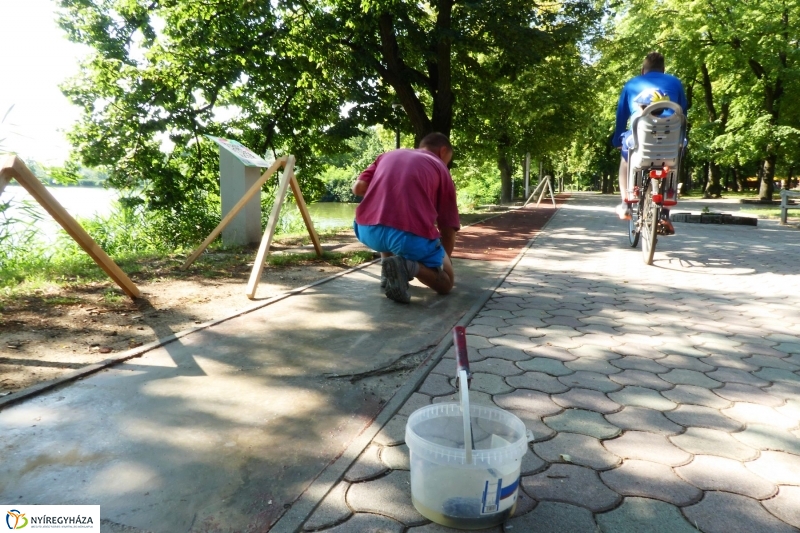 Karbantartás a rekortán pályán - fotó Szarka Lajos