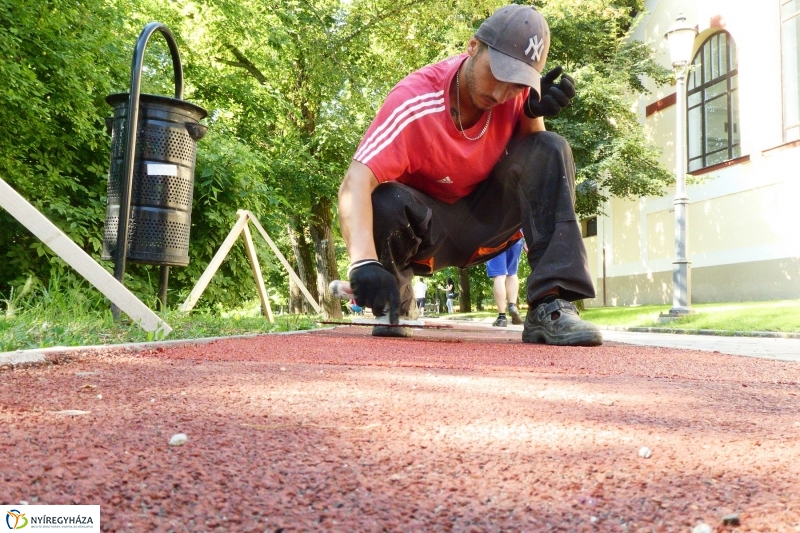 Karbantartás a rekortán pályán - fotó Szarka Lajos