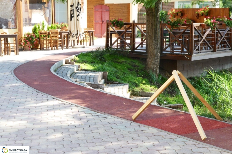 Karbantartás a rekortán pályán - fotó Szarka Lajos