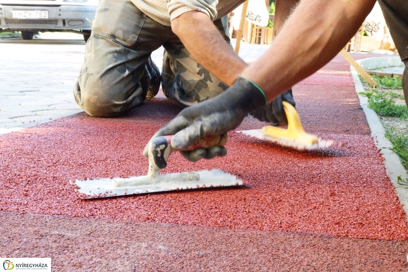 Karbantartás a rekortán pályán - fotó Szarka Lajos