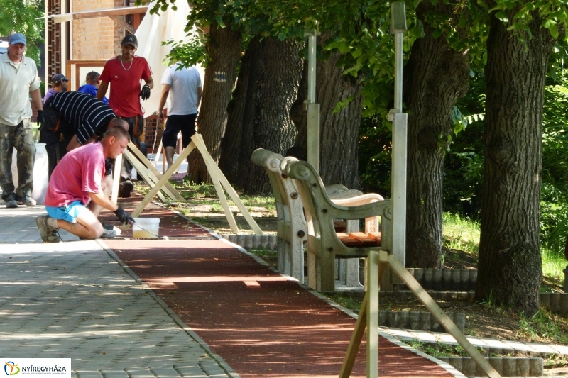 Karbantartás a rekortán pályán - fotó Szarka Lajos