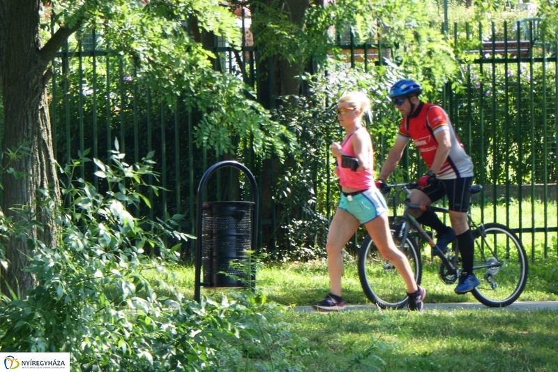 Karbantartás a rekortán pályán - fotó Szarka Lajos