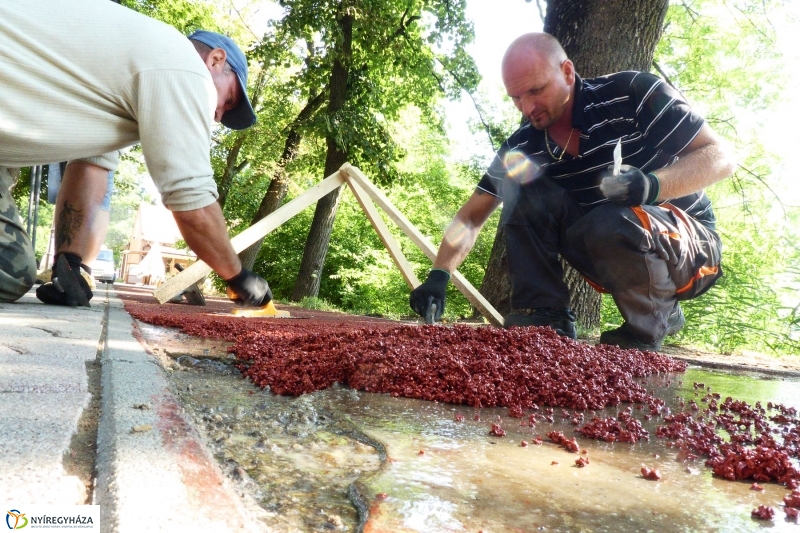 Karbantartás a rekortán pályán - fotó Szarka Lajos