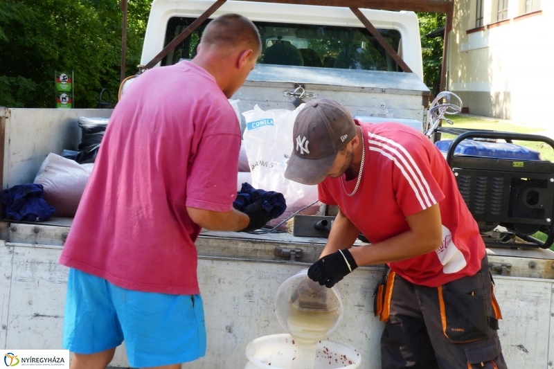 Karbantartás a rekortán pályán - fotó Szarka Lajos