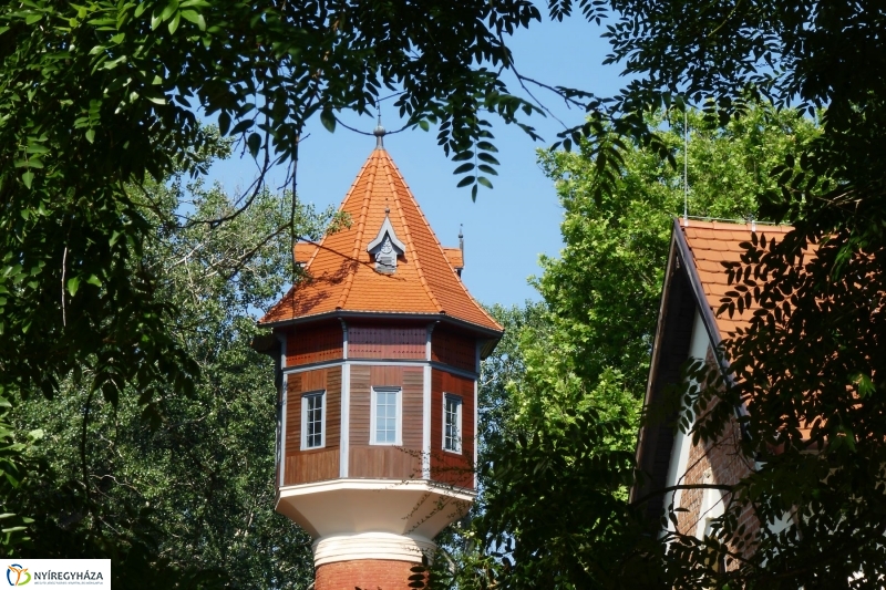 Karbantartás a rekortán pályán - fotó Szarka Lajos