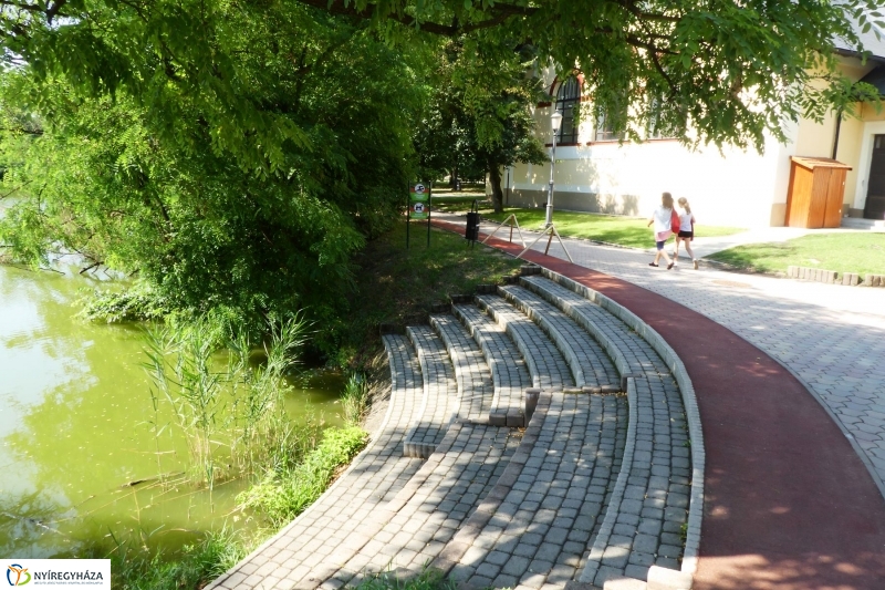 Karbantartás a rekortán pályán - fotó Szarka Lajos