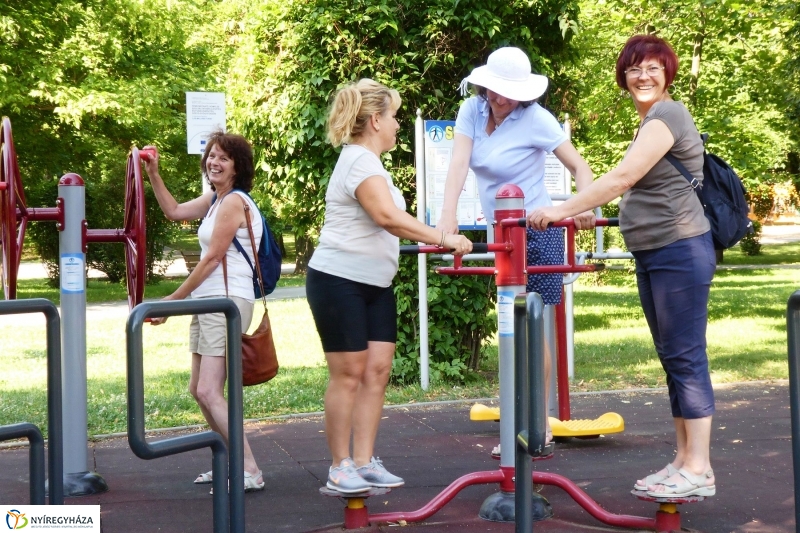 Karbantartás a rekortán pályán - fotó Szarka Lajos