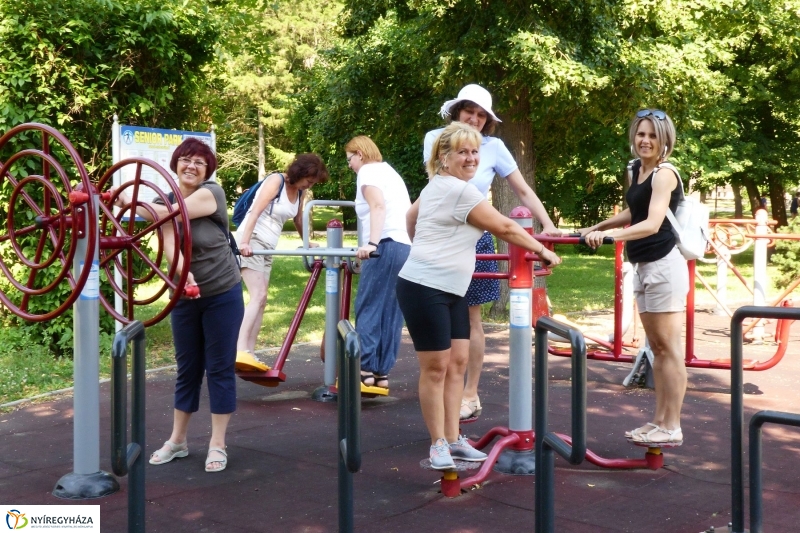 Karbantartás a rekortán pályán - fotó Szarka Lajos