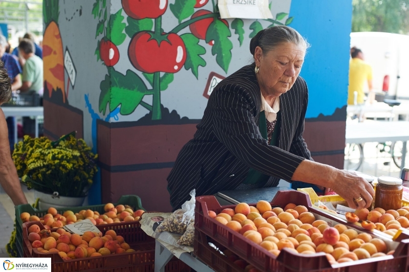 Művészi zöldségek és gyümölcsök a piacon - fotó Szarka Lajos