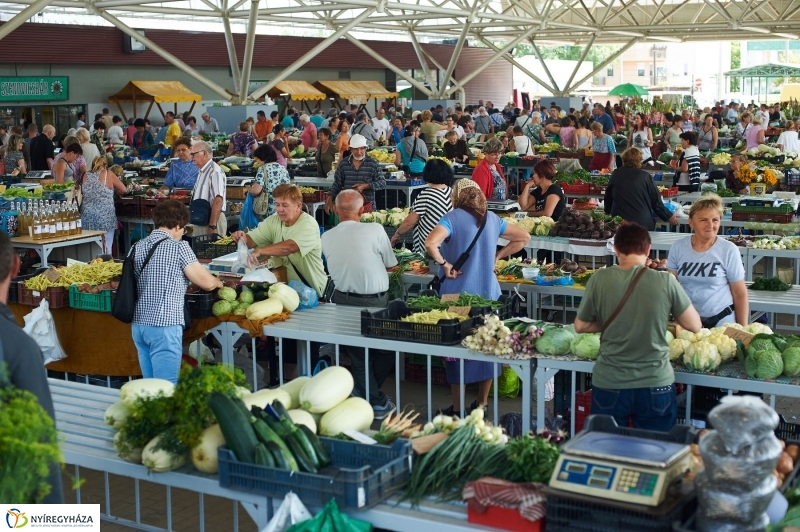 Művészi zöldségek és gyümölcsök a piacon - fotó Szarka Lajos