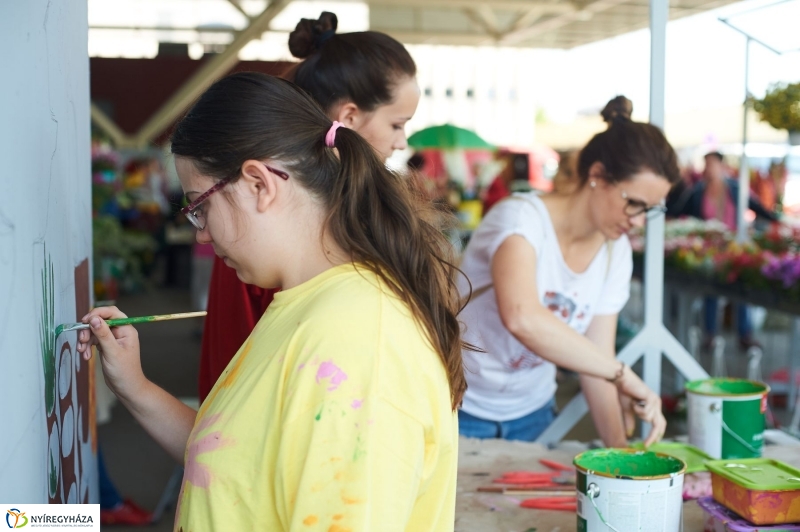 Művészi zöldségek és gyümölcsök a piacon - fotó Szarka Lajos