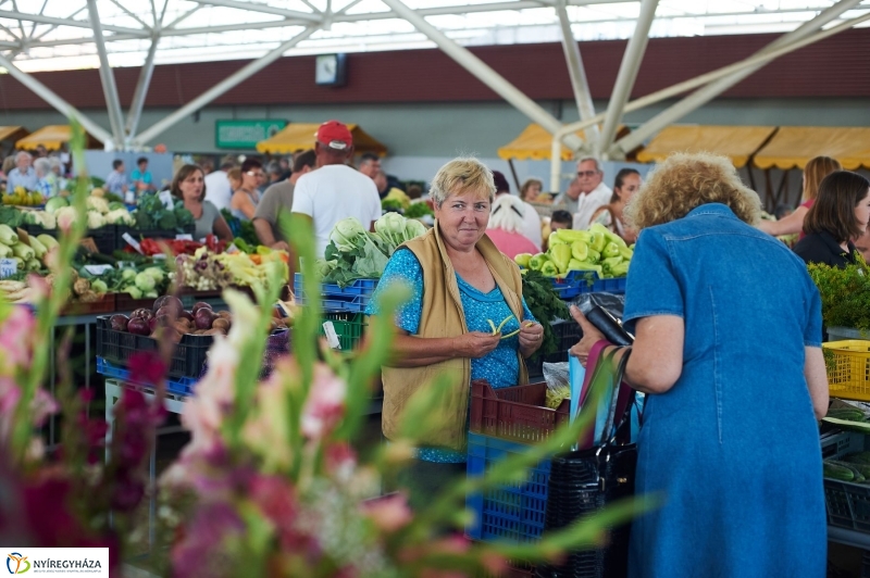 Művészi zöldségek és gyümölcsök a piacon - fotó Szarka Lajos