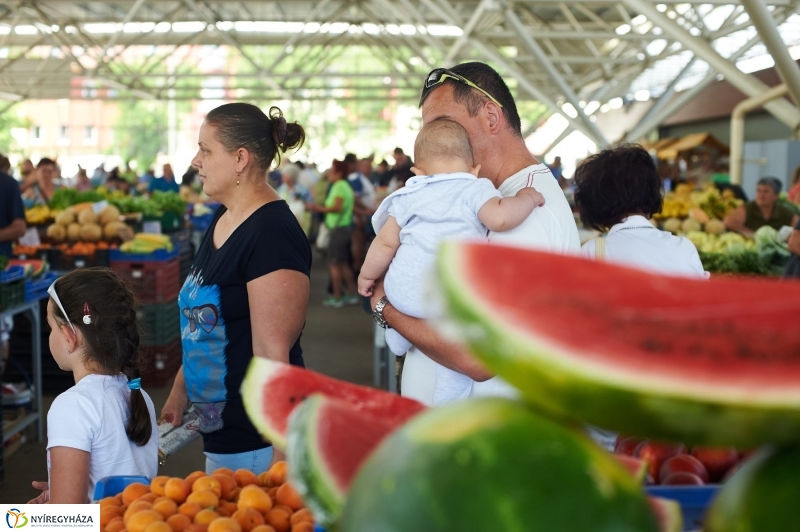 Művészi zöldségek és gyümölcsök a piacon - fotó Szarka Lajos
