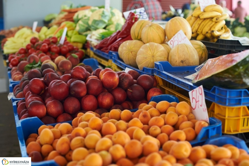 Művészi zöldségek és gyümölcsök a piacon - fotó Szarka Lajos