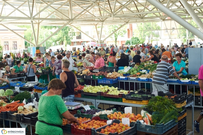 Művészi zöldségek és gyümölcsök a piacon - fotó Szarka Lajos