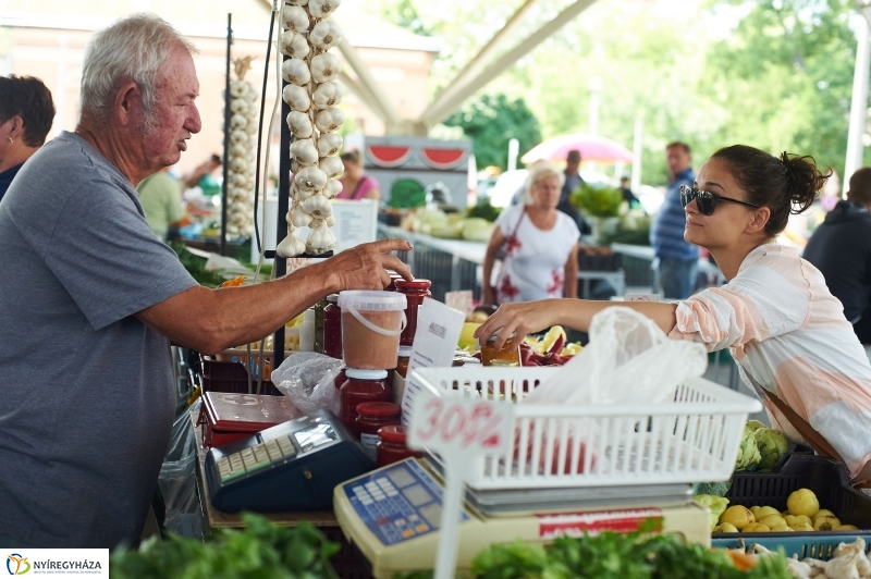 Művészi zöldségek és gyümölcsök a piacon - fotó Szarka Lajos