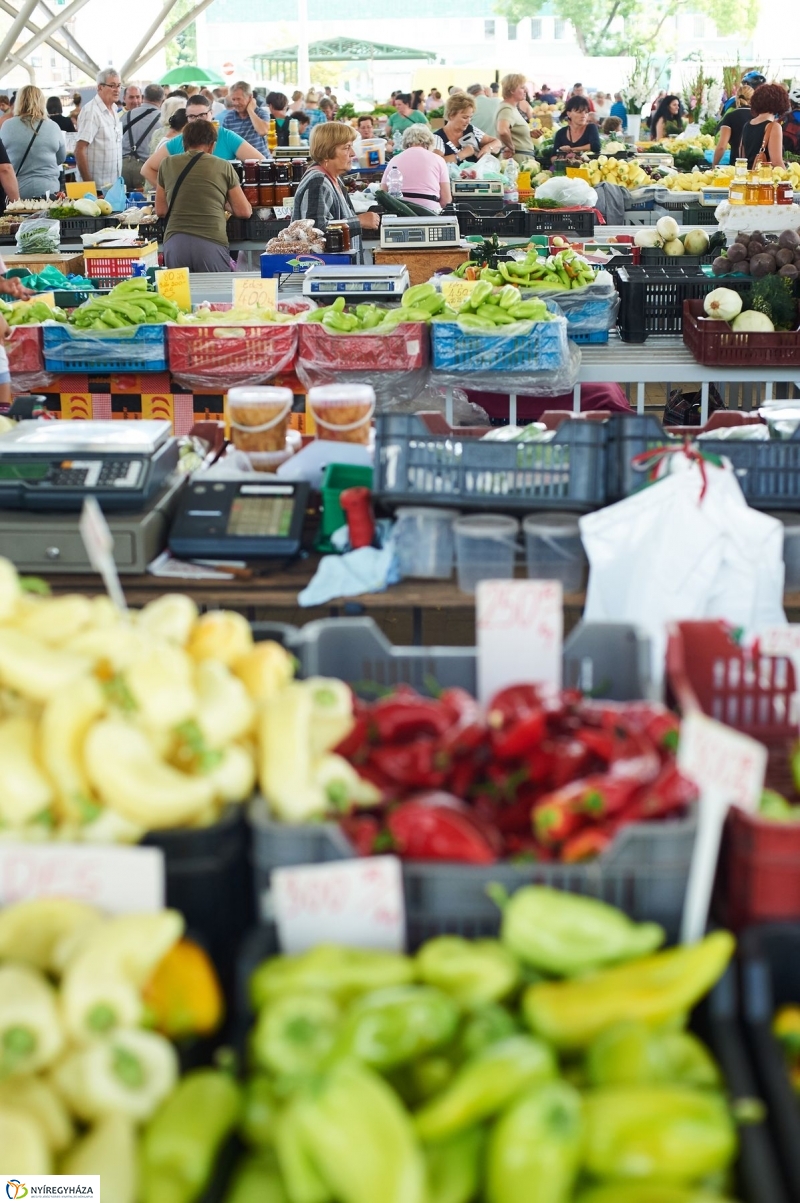 Művészi zöldségek és gyümölcsök a piacon - fotó Szarka Lajos