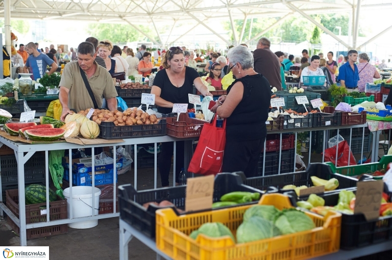 Művészi zöldségek és gyümölcsök a piacon - fotó Szarka Lajos