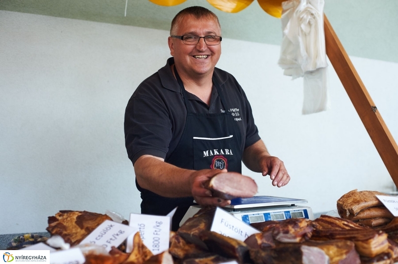 Művészi zöldségek és gyümölcsök a piacon - fotó Szarka Lajos