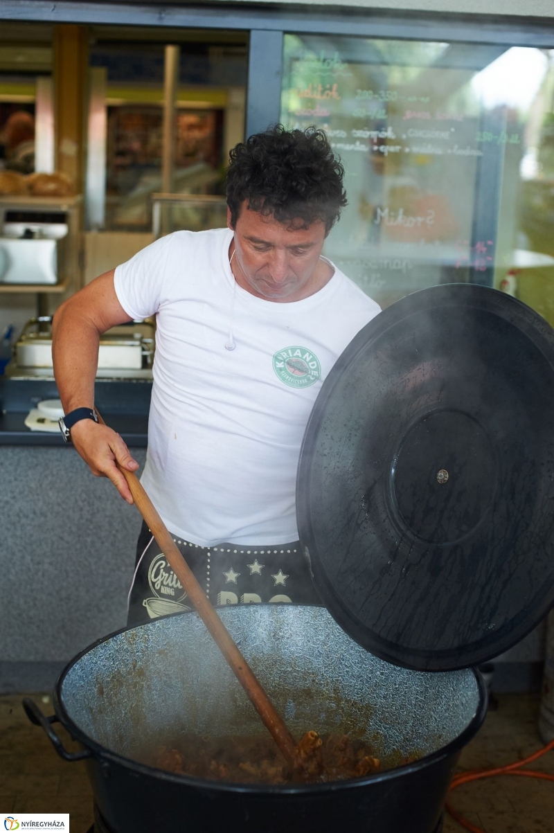 Művészi zöldségek és gyümölcsök a piacon - fotó Szarka Lajos