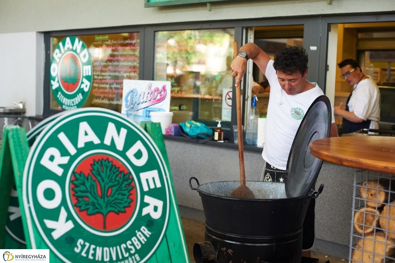 Művészi zöldségek és gyümölcsök a piacon - fotó Szarka Lajos