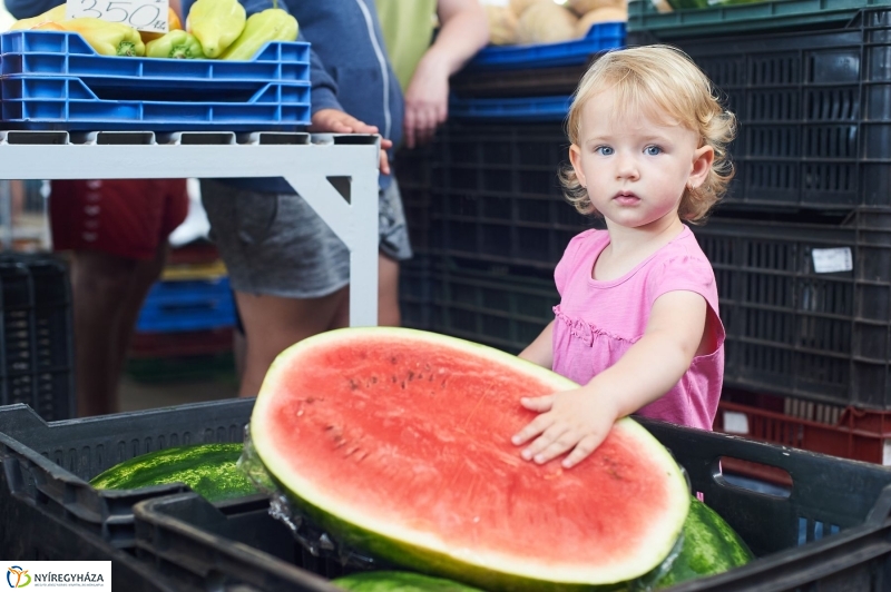 Művészi zöldségek és gyümölcsök a piacon - fotó Szarka Lajos